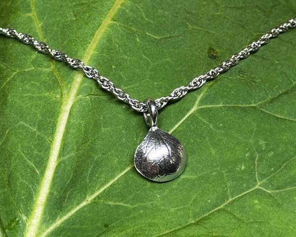 Pendentif empreinte vgtale avec sa chaine en argent